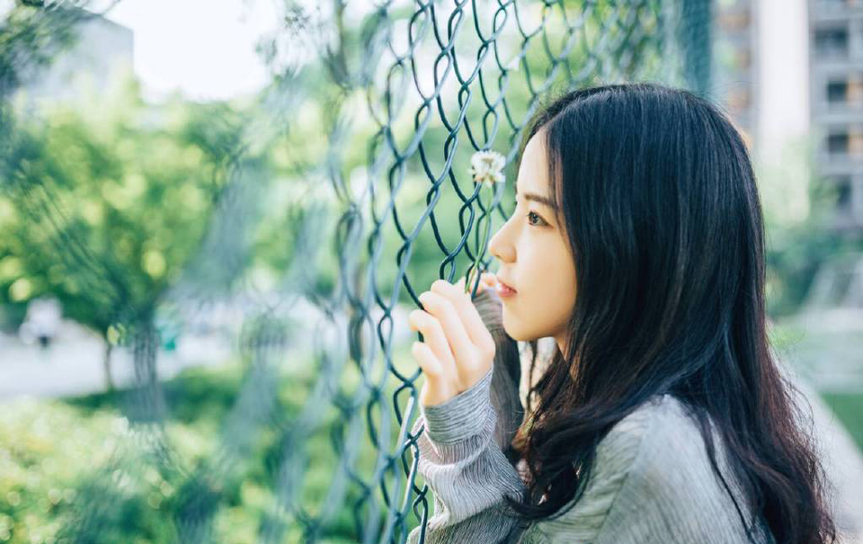 “曹操曾经不守规矩，妄图以刺段行刺主公以及少主，奸计未遂，蜀中虽然消息鄙陋，但这已经是一年前的事情，后果如何，诸位应该清楚，中原四州之地，上至险要，下至县令，无论本人还是家人，尽皆遭到死亡刺杀，徐州陈氏，乃徐州第一大族，经此一战，烟消云散，满门皆屠。”庞统挣了挣双臂，没能挣脱，也不再费力，只是看向帐中众将，淡然道：“诸位杀了我之后，可以让家人准备后事了，记住，是全家的。”